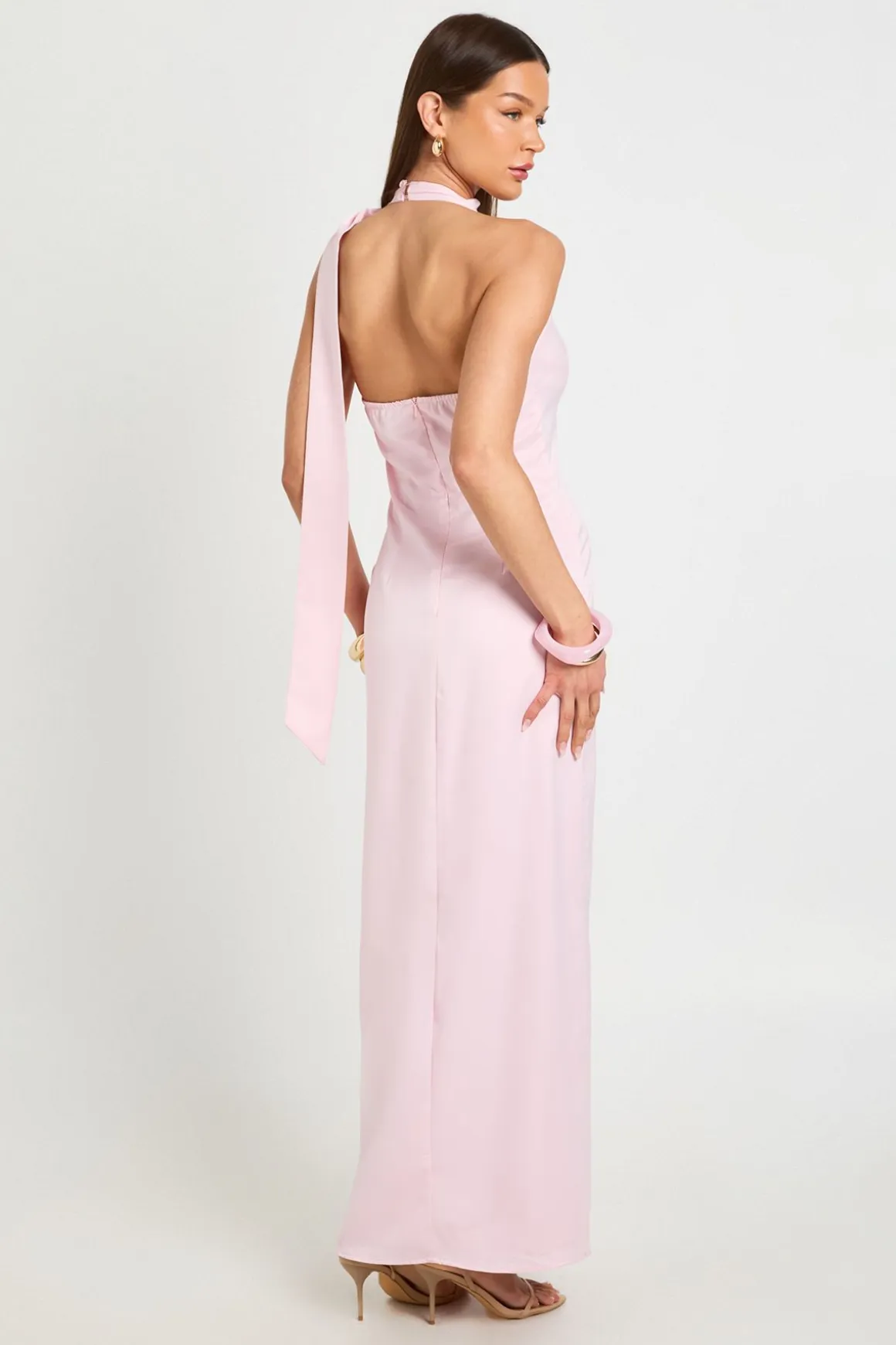 Robe Longue Satinée À Décolleté Plongeant Avec Lien Au Cou