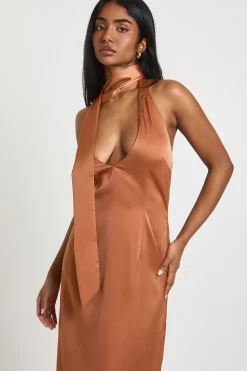 boohoo Robe Longue Satinée à Décolleté Plongeant avec Lien au Cou<Femme Robes Demoiselles D'Honneur|Satin Et Dentelle