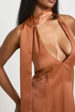 boohoo Robe Longue Satinée à Décolleté Plongeant avec Lien au Cou<Femme Robes Demoiselles D'Honneur|Satin Et Dentelle