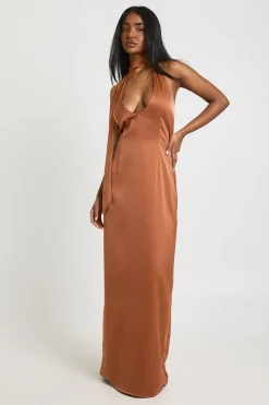 boohoo Robe Longue Satinée à Décolleté Plongeant avec Lien au Cou<Femme Robes Demoiselles D'Honneur|Satin Et Dentelle