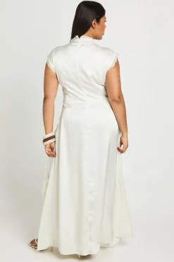 boohoo Robe Longue Satinée Grande Taille Col Montant Avec Finitions En Dentelle<Femme Satin Et Dentelle|Robes