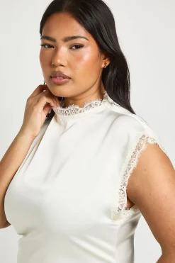boohoo Robe Longue Satinée Grande Taille Col Montant Avec Finitions En Dentelle<Femme Satin Et Dentelle|Robes