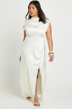 boohoo Robe Longue Satinée Grande Taille Col Montant Avec Finitions En Dentelle<Femme Satin Et Dentelle|Robes