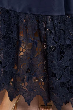 Robe Longue Satinée Structurée à Ourlet en Dentelle Petite Taille