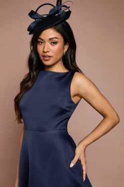 Robe Longue Satinée Structurée à Ourlet en Dentelle Petite Taille