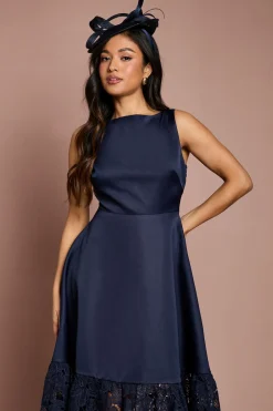 Robe Longue Satinée Structurée à Ourlet en Dentelle Petite Taille