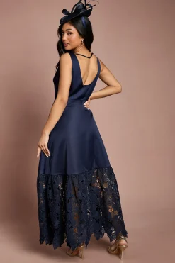 Robe Longue Satinée Structurée à Ourlet en Dentelle Petite Taille