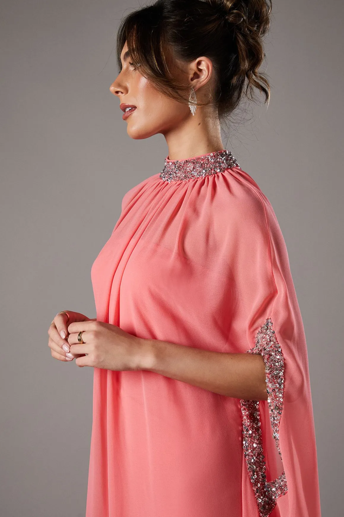 Robe Longue à Sequins Style Cape en Mousseline