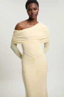 Robe Longue Sirène en Crêpe Fluide Épaules Dénudées avec Détails Froncés