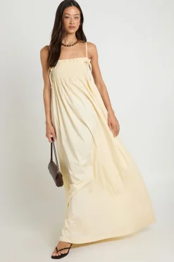 boohoo Robe Longue Smockée À Détails Froncés Pour Grandes Tailles<Femme Robes|Robes De Jour