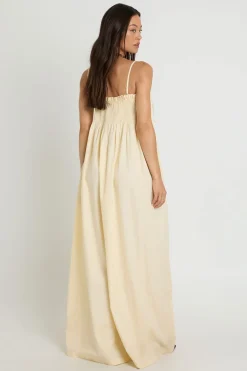 boohoo Robe Longue Smockée À Détails Froncés Pour Grandes Tailles<Femme Robes|Robes De Jour