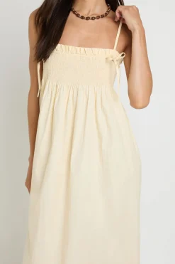 boohoo Robe Longue Smockée À Détails Froncés Pour Grandes Tailles<Femme Robes|Robes De Jour