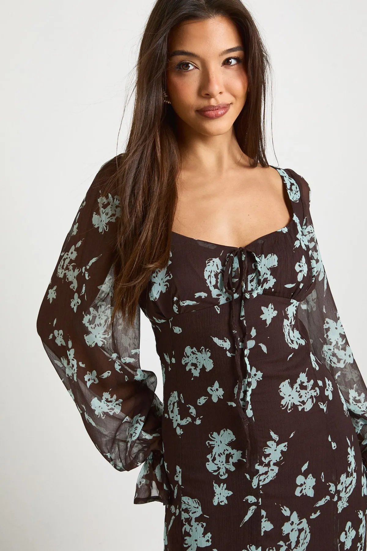boohoo Robe Longue Style Laitière En Mousseline De Soie Froissée À Motif Floral<Femme Robes À Manches Longues|Robes