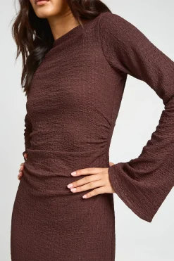 Robe Longue Texturée À Dos Ouvert Et Manches Évasées