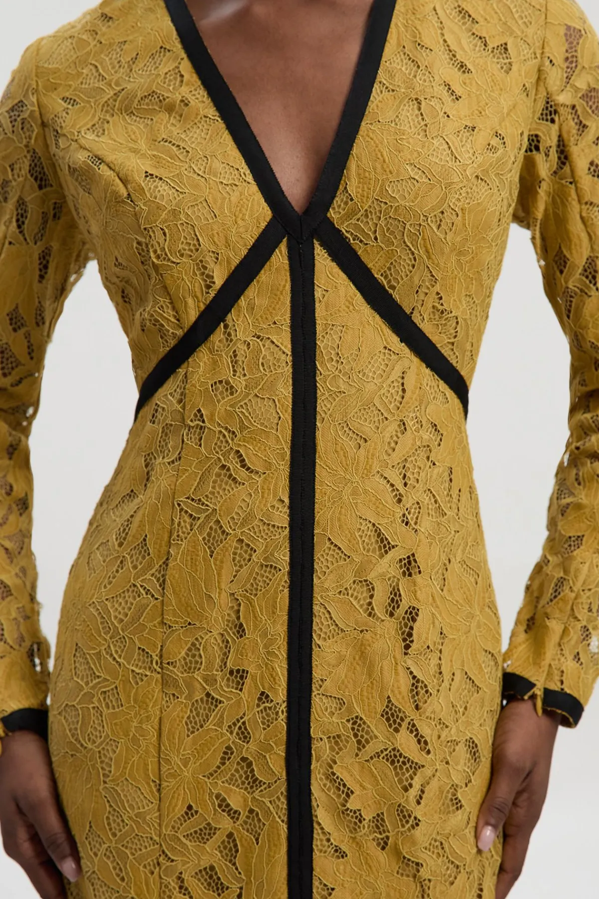 KarenMillen Robe longue tissée en dentelle à manches longues avec passepoil noir<Femme Satin Et Dentelle|Robes À Manches Longues