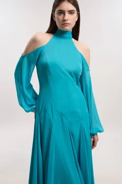 Robe Longue Tissée En Georgette Froissée À Col Montant Et Épaules Dénudées