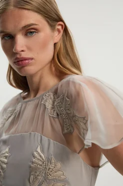 Robe Longue Tissée à Manches Évasées en Organdi Matelassé avec Appliqués Tall