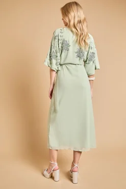 Robe Longue Traînante À Manches Kimono Ornée De Perles