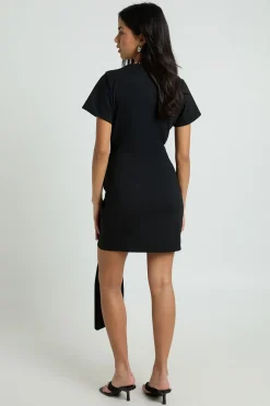 Robe À Manches Courtes Avec Ceinture À Finitions Dorées