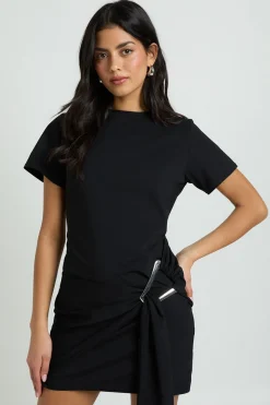 Robe À Manches Courtes Avec Ceinture À Finitions Dorées