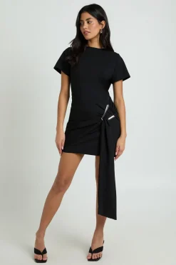 Robe À Manches Courtes Avec Ceinture À Finitions Dorées