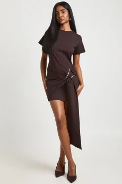 Robe À Manches Courtes Avec Ceinture À Finitions Dorées