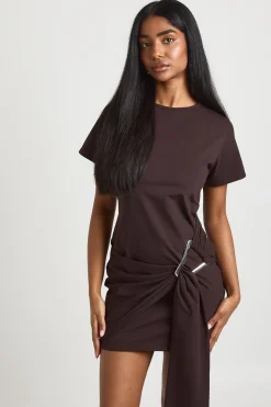 Robe À Manches Courtes Avec Ceinture À Finitions Dorées