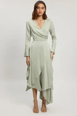 Robe À Manches Longues En Satin Martelé Avec Bordure En Dentelle Et Ourlet Mouchoir