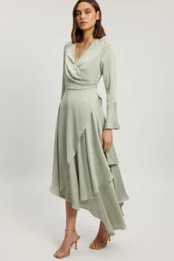 Robe À Manches Longues En Satin Martelé Avec Bordure En Dentelle Et Ourlet Mouchoir