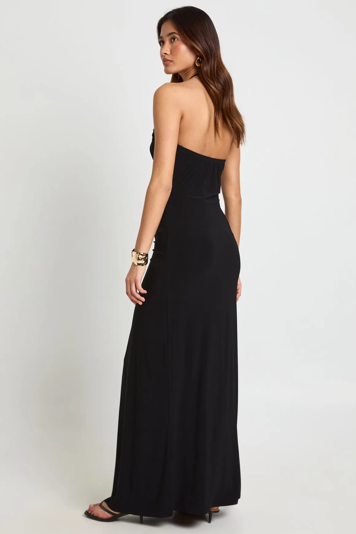 Robe Maxi Ajustée Col Licou À Fronces Avec Détails Dorés