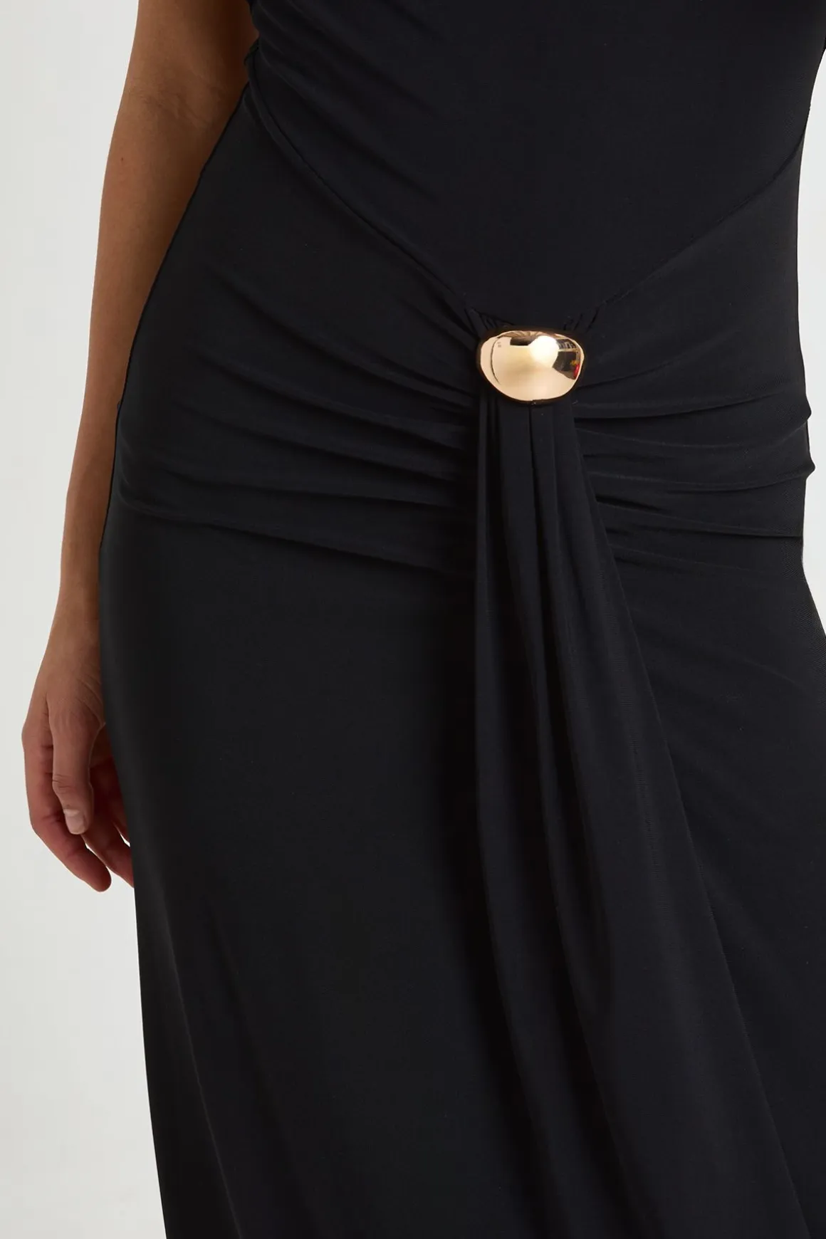 Robe Maxi Ajustée Col Licou À Fronces Avec Détails Dorés