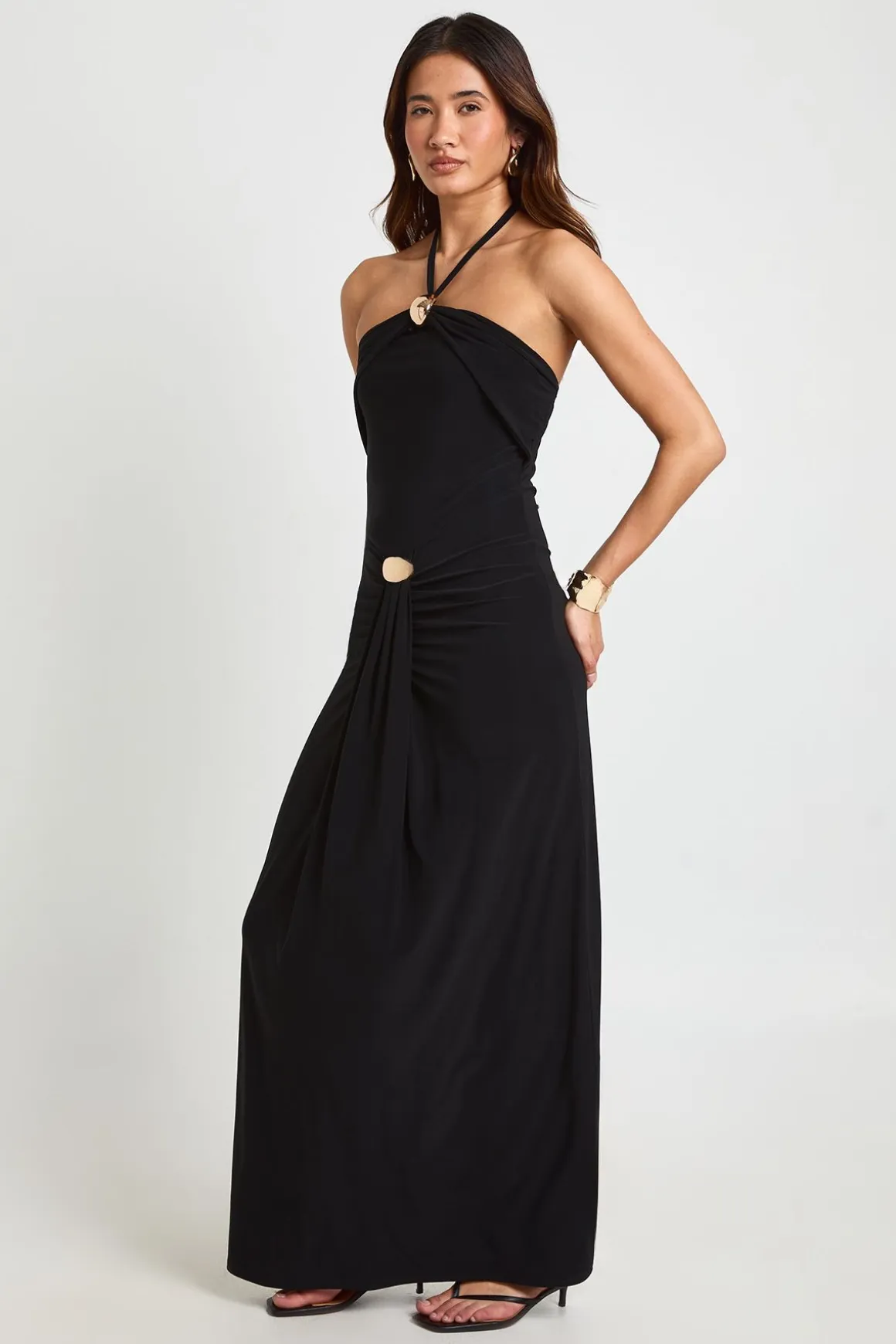 Robe Maxi Ajustée Col Licou À Fronces Avec Détails Dorés