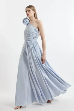 Robe maxi ajustée en taffetas petit à col à rosette, avec plis froncés.