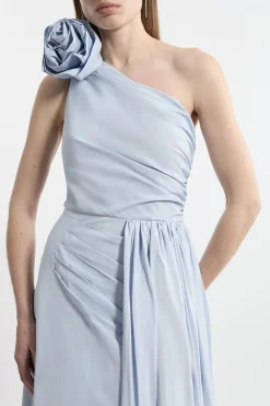 Robe maxi ajustée en taffetas petit à col à rosette, avec plis froncés.