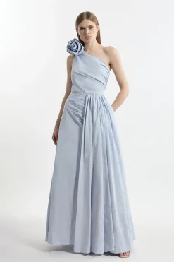Robe maxi ajustée en taffetas petit à col à rosette, avec plis froncés.