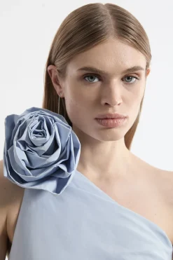 Robe maxi ajustée en taffetas petit à col à rosette, avec plis froncés.