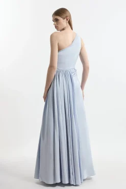 Robe maxi ajustée en taffetas petit à col à rosette, avec plis froncés.