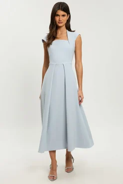 Robe Maxi Ajustée Petite À Encolure Carrée Et Jupe Ample En Tissu Stretch Compact