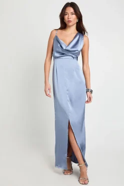 Robe maxi asymétrique en satin à dos drapé
