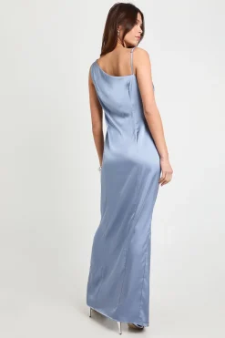Robe maxi asymétrique en satin à dos drapé