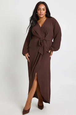 Robe maxi avec texture rehaussée et détail noué