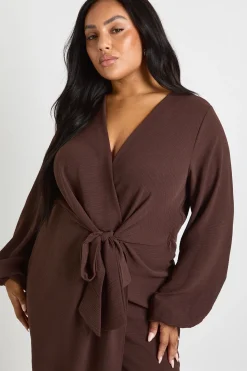 Robe maxi avec texture rehaussée et détail noué