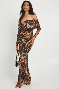 boohoo Robe maxi Bardot imprimée abstraite<Femme Looks Chocolat|Robes À Manches Longues