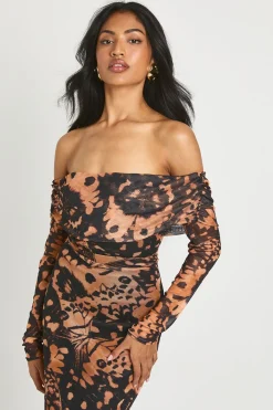 boohoo Robe maxi Bardot imprimée abstraite<Femme Looks Chocolat|Robes À Manches Longues