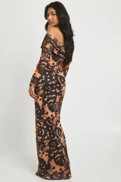 boohoo Robe maxi Bardot imprimée abstraite<Femme Looks Chocolat|Robes À Manches Longues