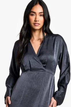 boohoo Robe maxi batwing en satin texturé<Femme Satin Et Dentelle|Robes À Manches Longues