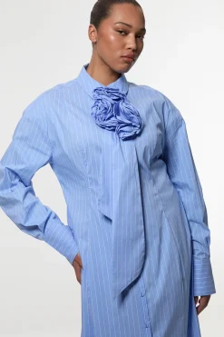 Robe maxi chemisier en coton à rayures et rosette grande taille