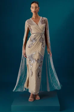 Robe Maxi Coast Muse Richement Ornée Avec Manches Cape