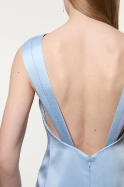 Robe maxi crayon structurée et cintrée en satin de viscose avec détail de couture.