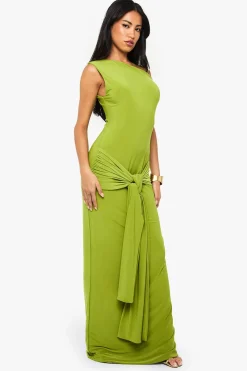 Robe maxi à double couche avec détails drapés asymétriques